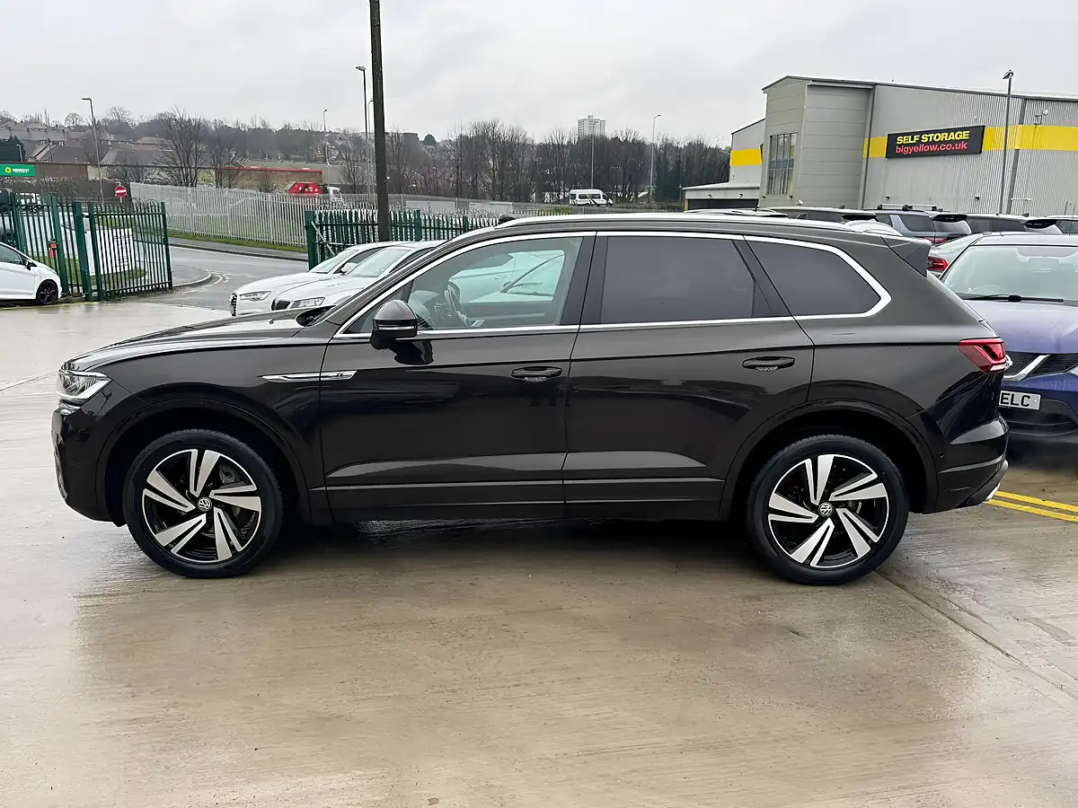 Used 2019 Volkswagen Touareg R-Line Tech Brown - Interior and Exterior details 8