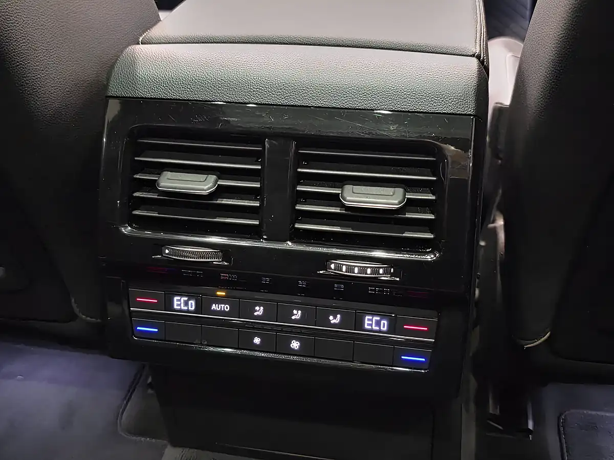 Used 2019 Volkswagen Touareg R-Line Tech Deep Black - Interior and Exterior details 10