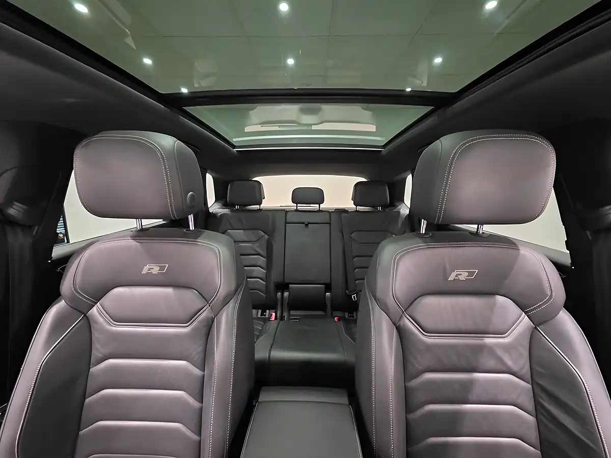 Used 2019 Volkswagen Touareg R-Line Tech Deep Black - Interior and Exterior details 11
