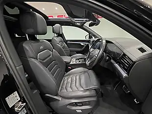 Used 2019 Volkswagen Touareg R-Line Tech Deep Black - Interior and Exterior details 13