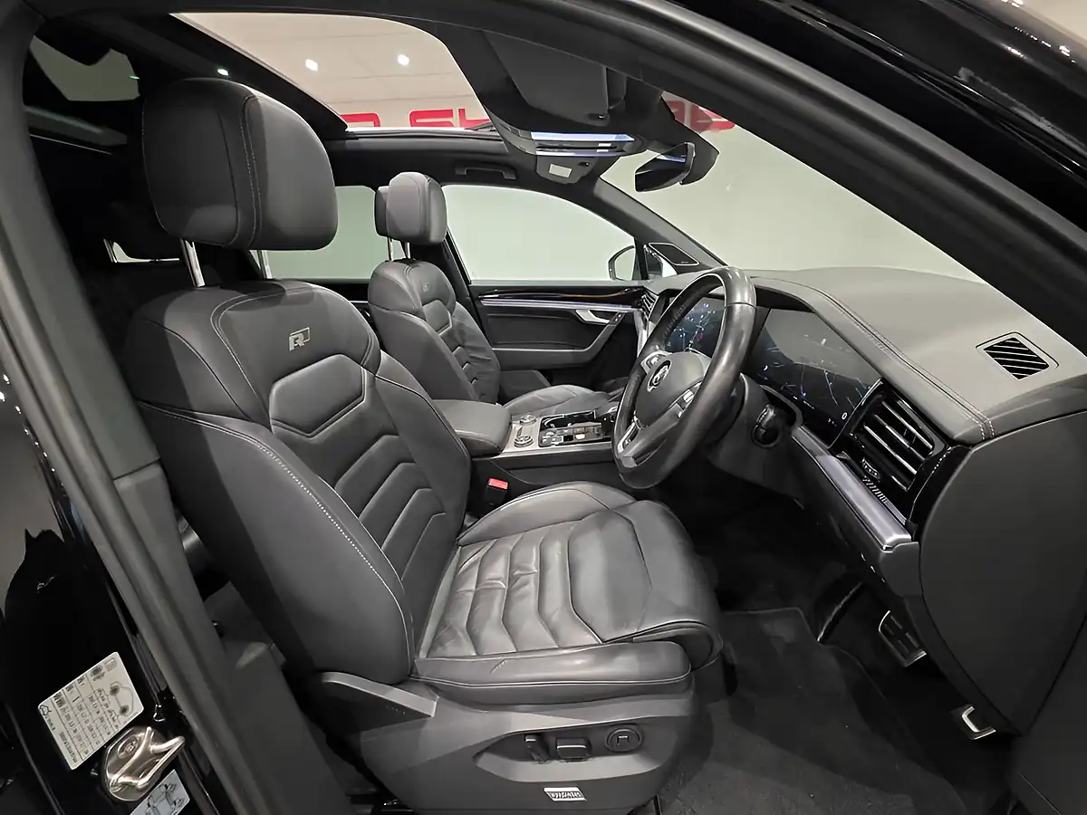 Used 2019 Volkswagen Touareg R-Line Tech Deep Black - Interior and Exterior details 13