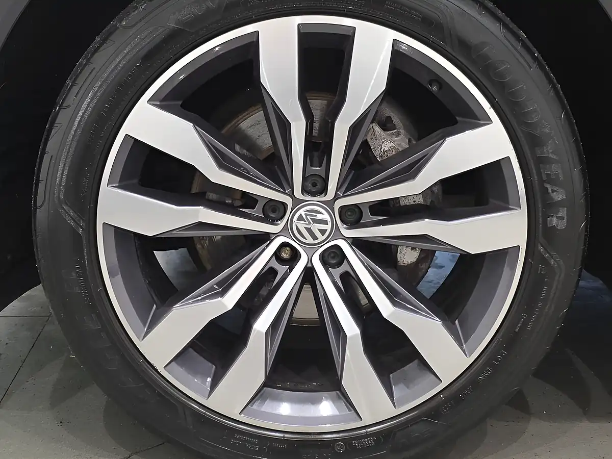 Used 2019 Volkswagen Touareg R-Line Tech Deep Black - Interior and Exterior details 4