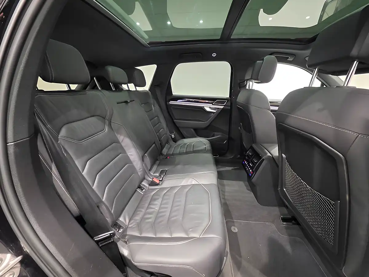 Used 2019 Volkswagen Touareg R-Line Tech Deep Black - Interior and Exterior details 7