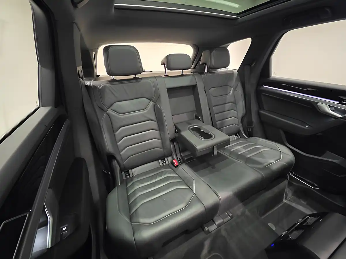 Used 2019 Volkswagen Touareg R-Line Tech Deep Black - Interior and Exterior details 8