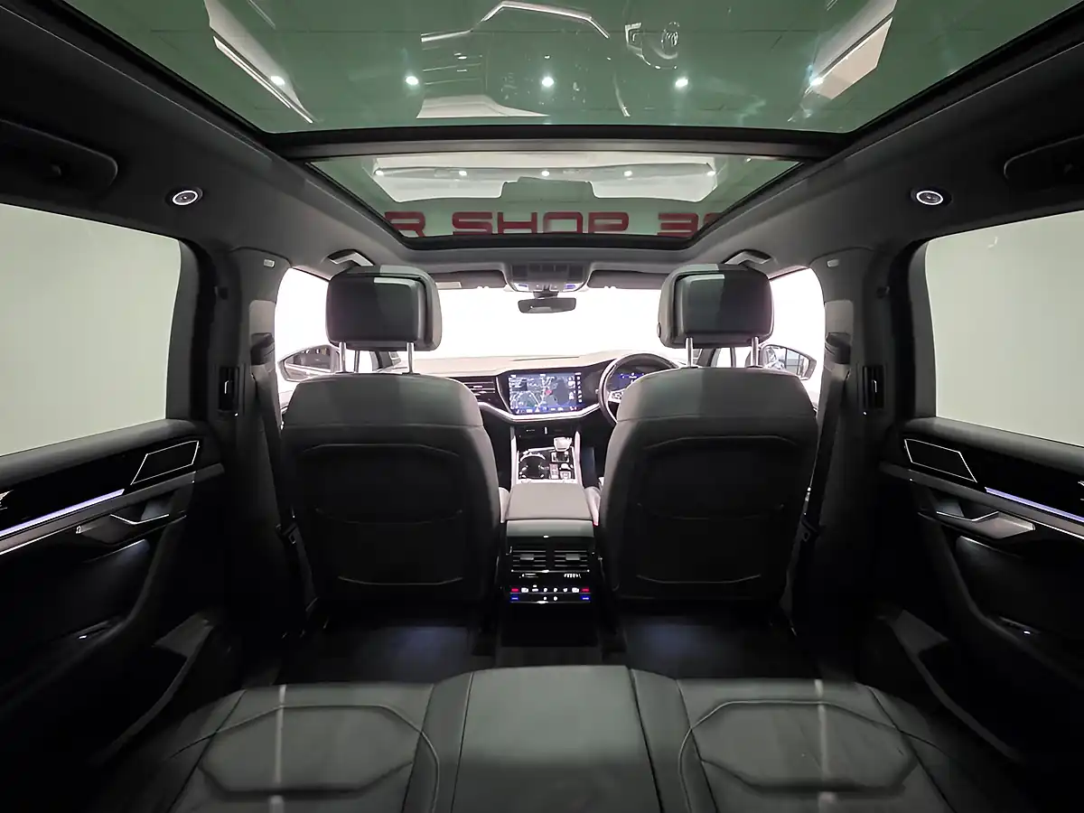 Used 2019 Volkswagen Touareg R-Line Tech Deep Black - Interior and Exterior details 9