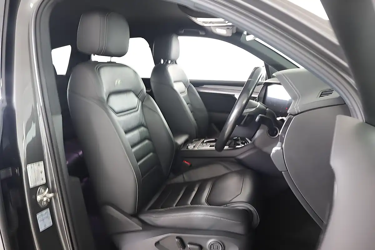 Used 2019 Volkswagen Touareg R-Line Tech Grey - Interior and Exterior details 10