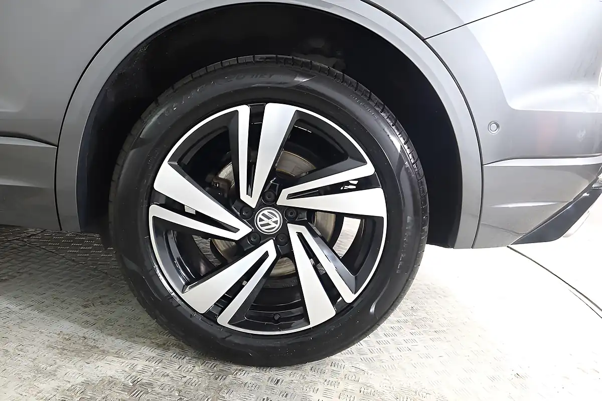 Used 2019 Volkswagen Touareg R-Line Tech Grey - Interior and Exterior details 14