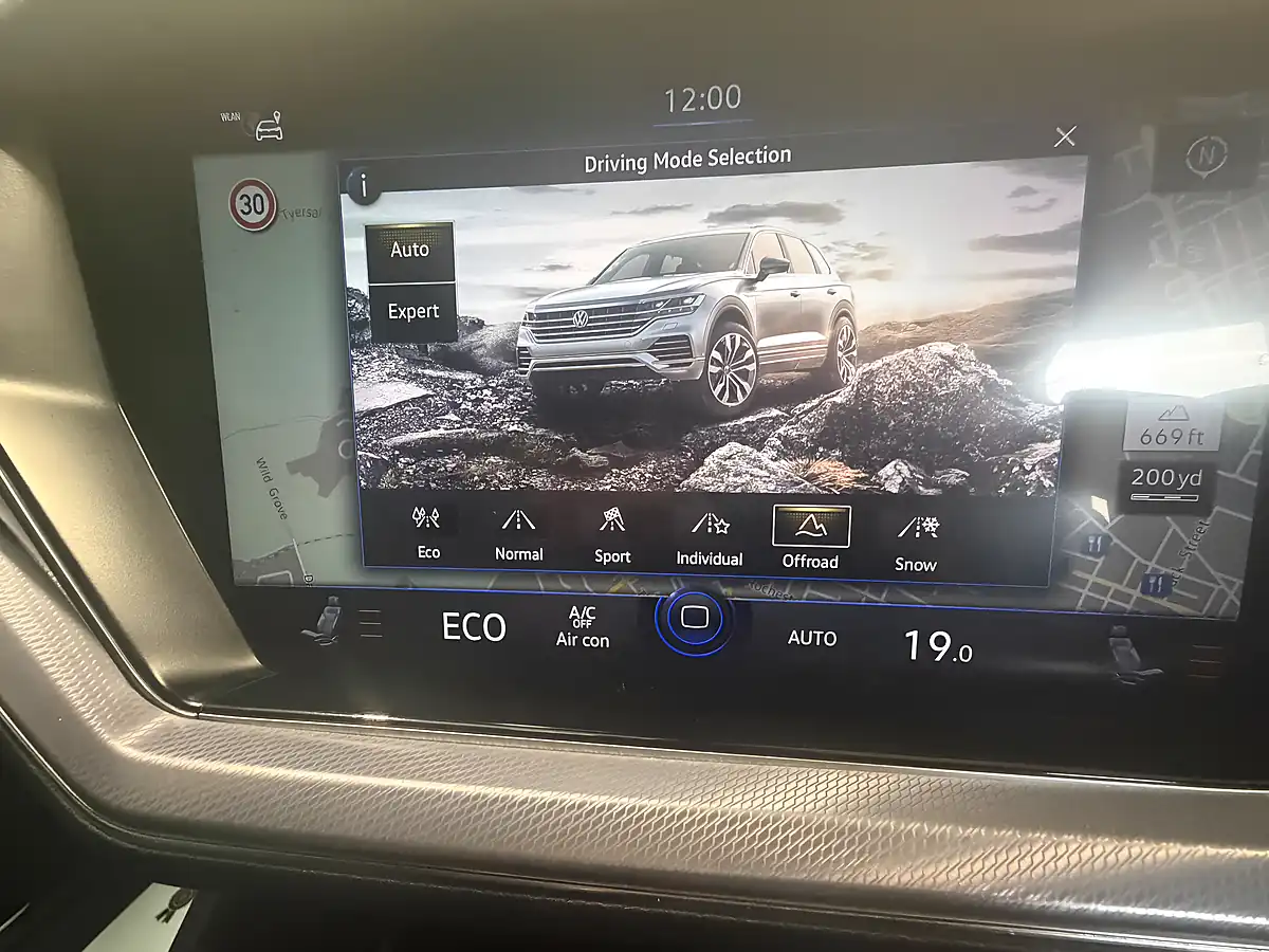Used 2019 Volkswagen Touareg R-Line Tech White - Interior and Exterior details 14