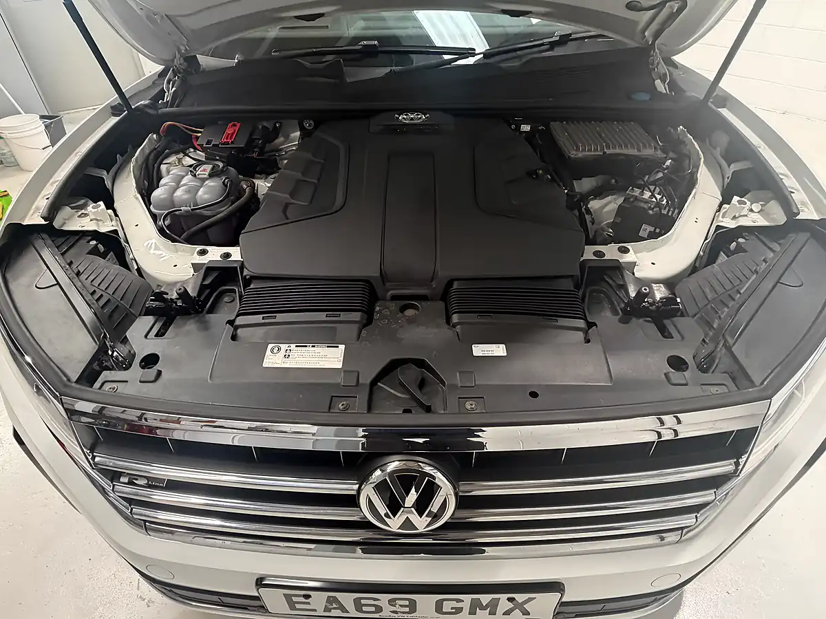 Used 2019 Volkswagen Touareg R-Line Tech White - Interior and Exterior details 18