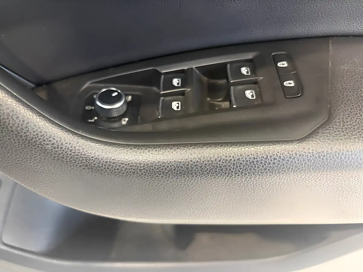 Used 2019 Volkswagen Touareg R-Line Tech White - Interior and Exterior details 4