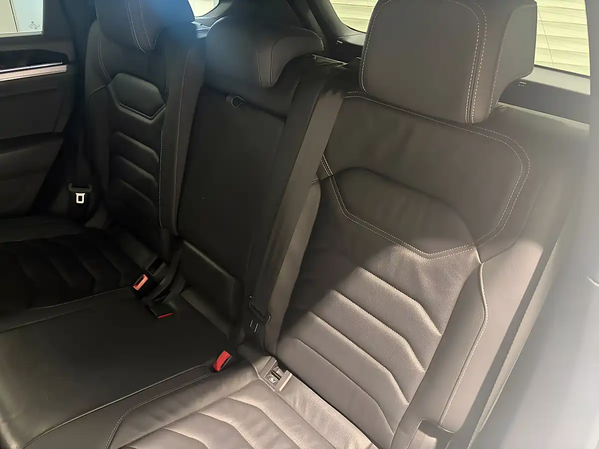 Used 2019 Volkswagen Touareg R-Line Tech White - Interior and Exterior details 9