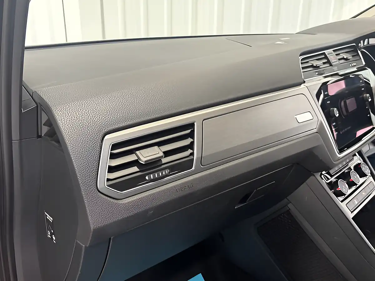 Used 2019 Volkswagen Touran Se Caribbean Blue - Interior and Exterior details 10