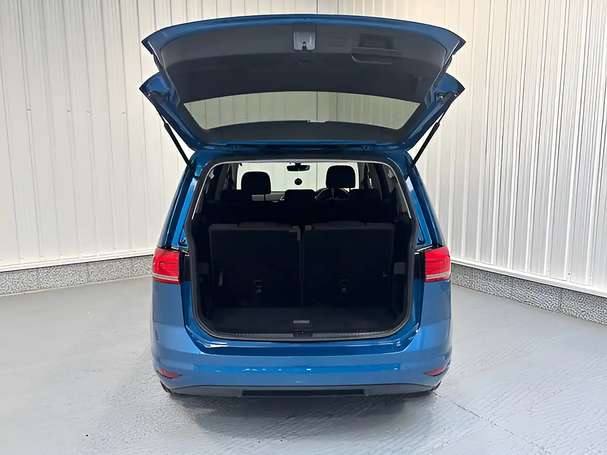 Used 2019 Volkswagen Touran Se Caribbean Blue - Interior and Exterior details 7