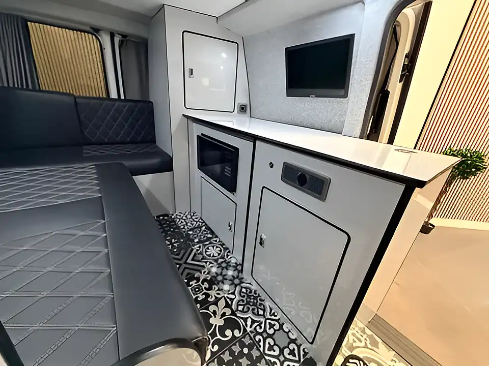 Used 2019 Volkswagen Transporter Highline White - Interior and Exterior details 10