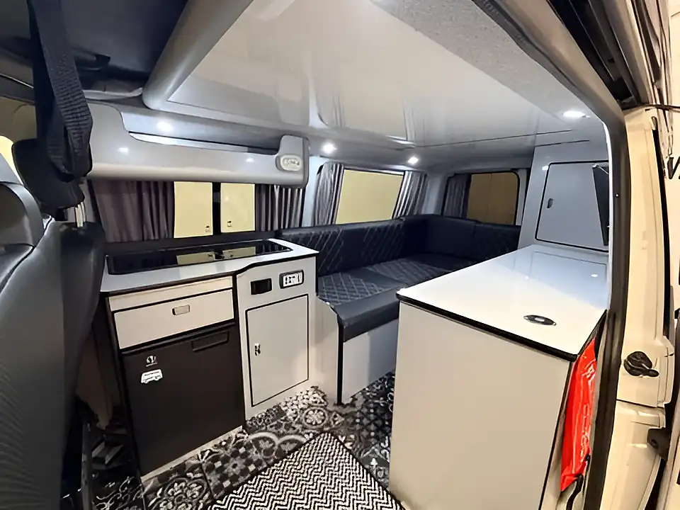 Used 2019 Volkswagen Transporter Highline White - Interior and Exterior details 9