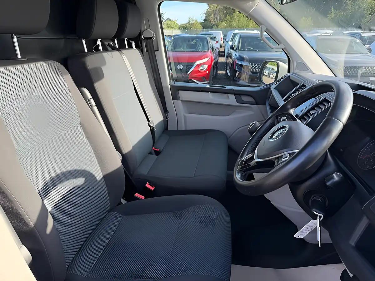Used 2019 Volkswagen Transporter Highline White - Interior and Exterior details 10