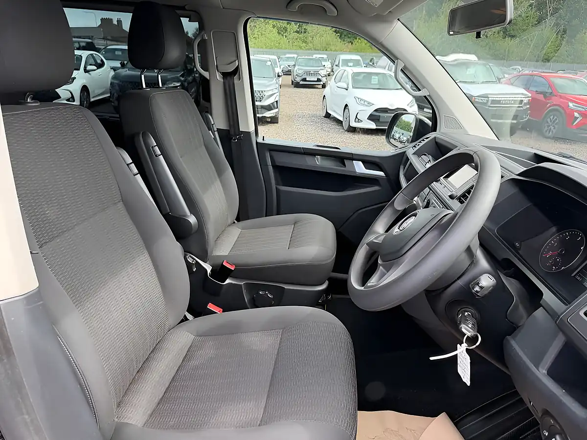 Used 2019 Volkswagen Transporter Shuttle Se Black - Interior and Exterior details 9