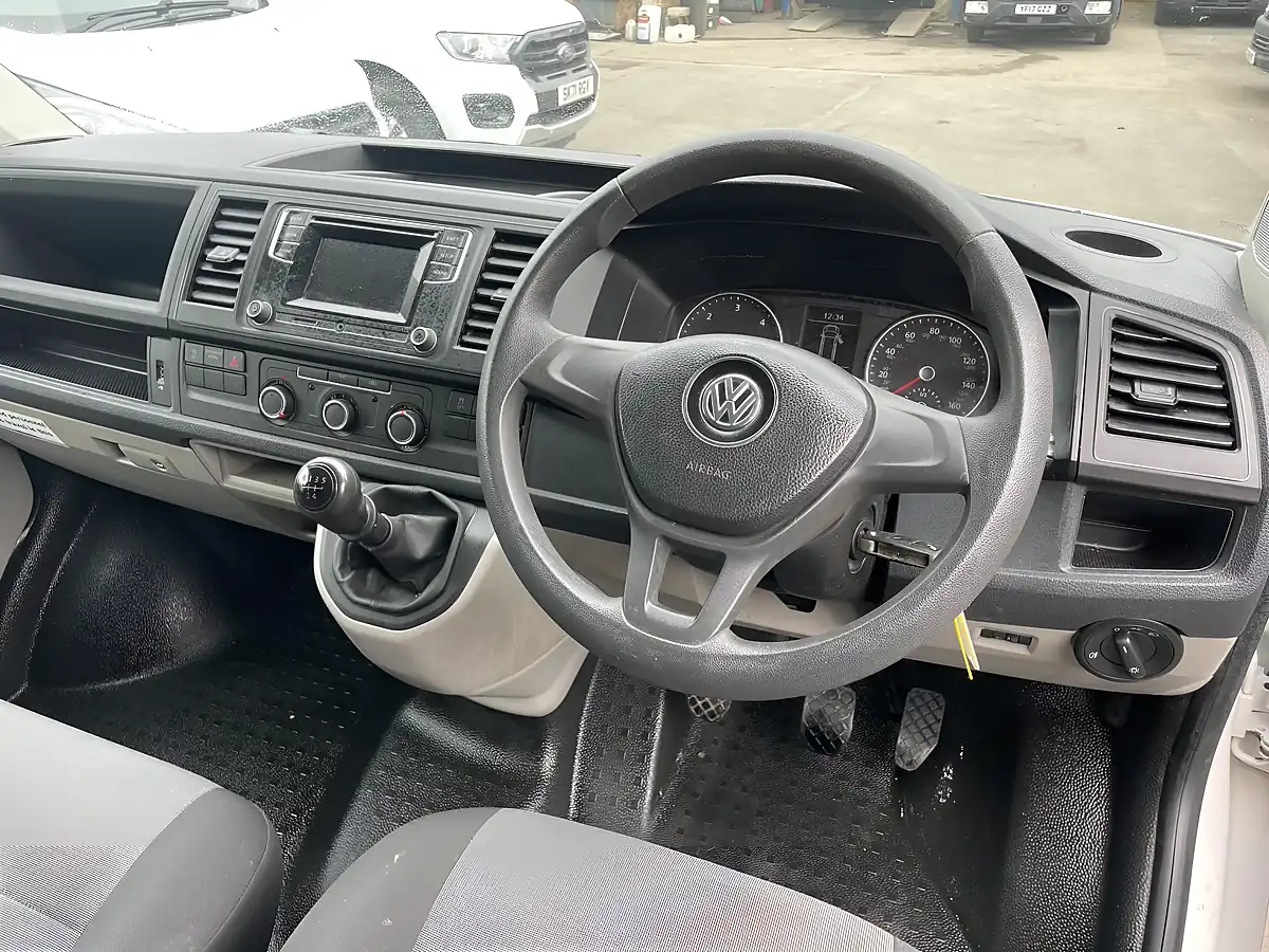 Used 2019 Volkswagen Transporter Startline Lwb White - Interior and Exterior details 4