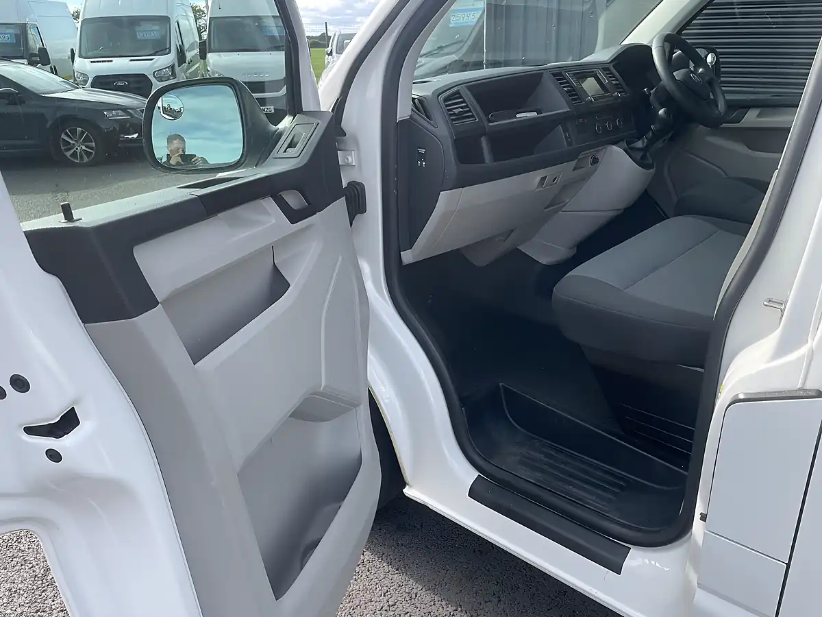 Used 2019 Volkswagen Transporter Startline Lwb White - Interior and Exterior details 14