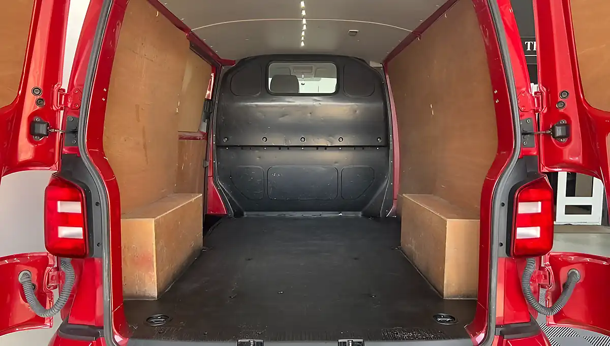 Used 2019 Volkswagen Transporter Startline Red - Interior and Exterior details 20
