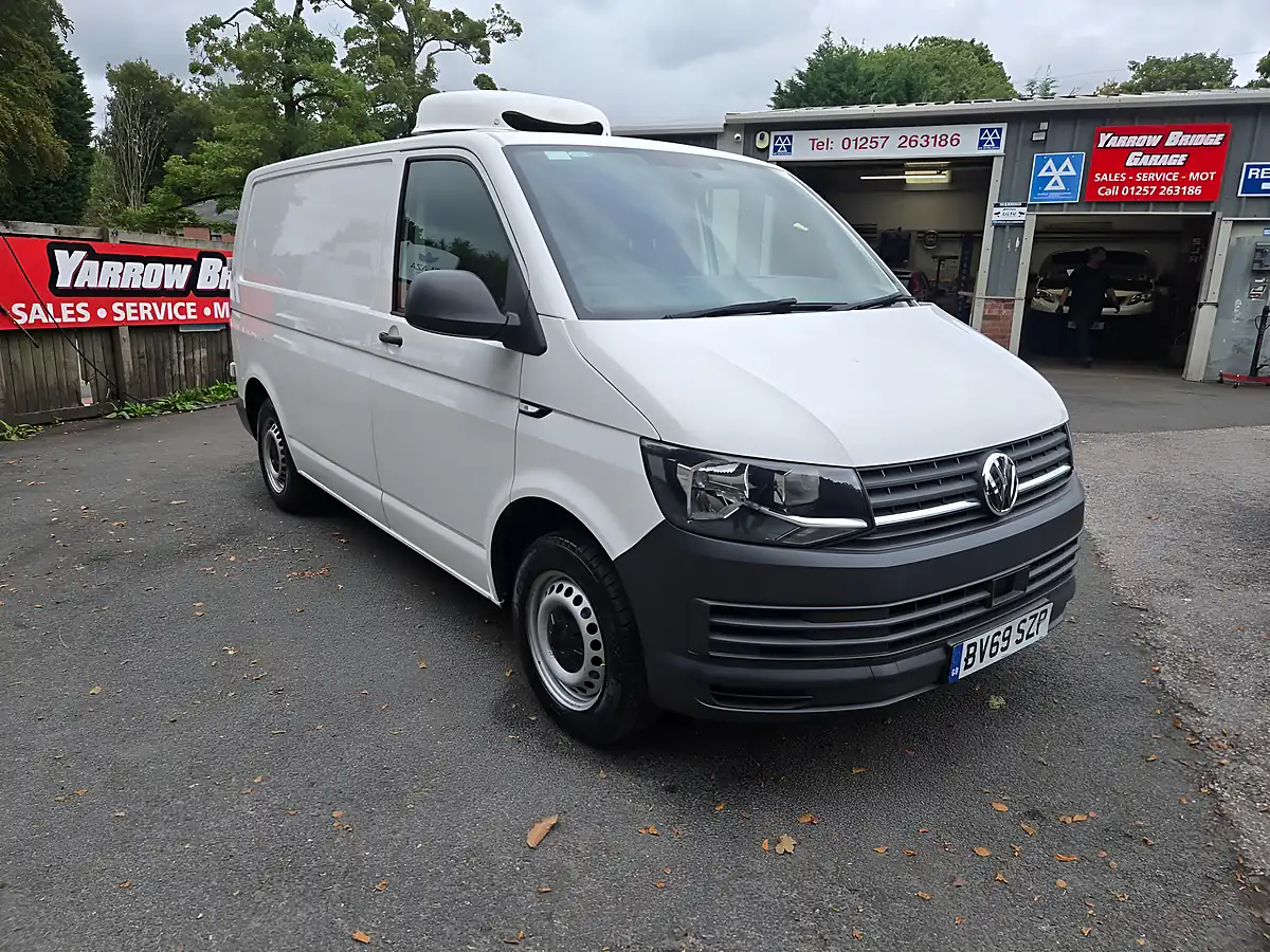 Used 2019 Volkswagen Transporter Startline White - Front View