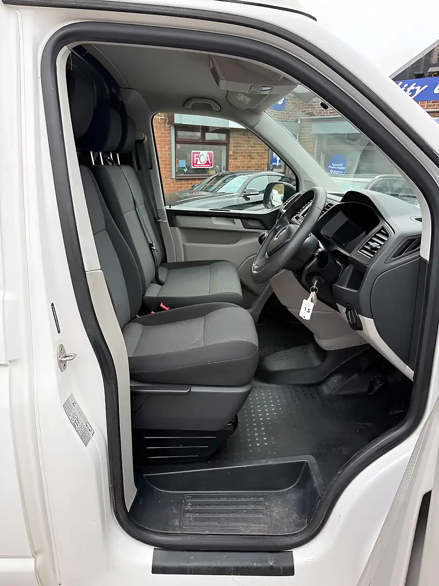 Used 2019 Volkswagen Transporter Startline White - Interior and Exterior details 11