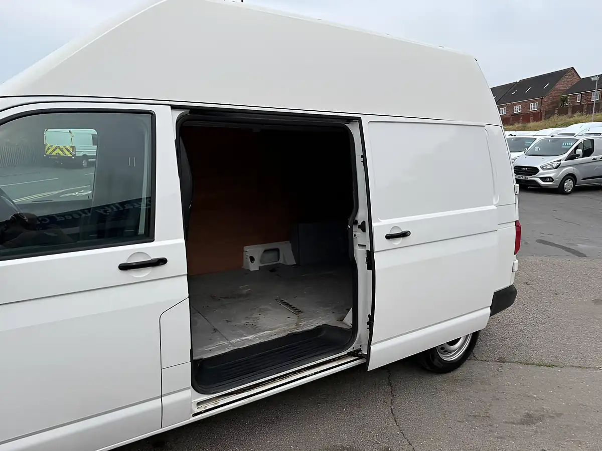Used 2019 Volkswagen Transporter Startline White - Interior and Exterior details 9