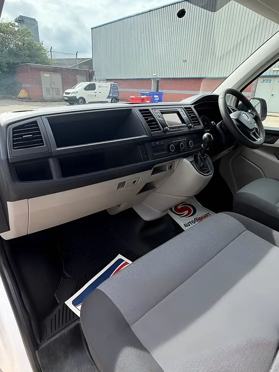 Used 2019 Volkswagen Transporter Startline White - Interior and Exterior details 9