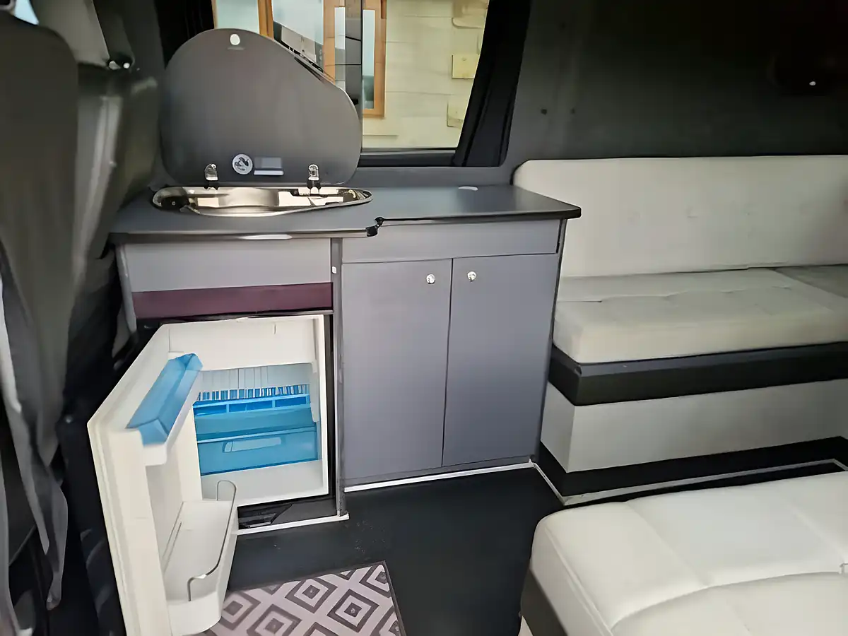 Used 2019 Volkswagen Transporter T28 Bluemotion Tech Camper Silver - Interior and Exterior details 7