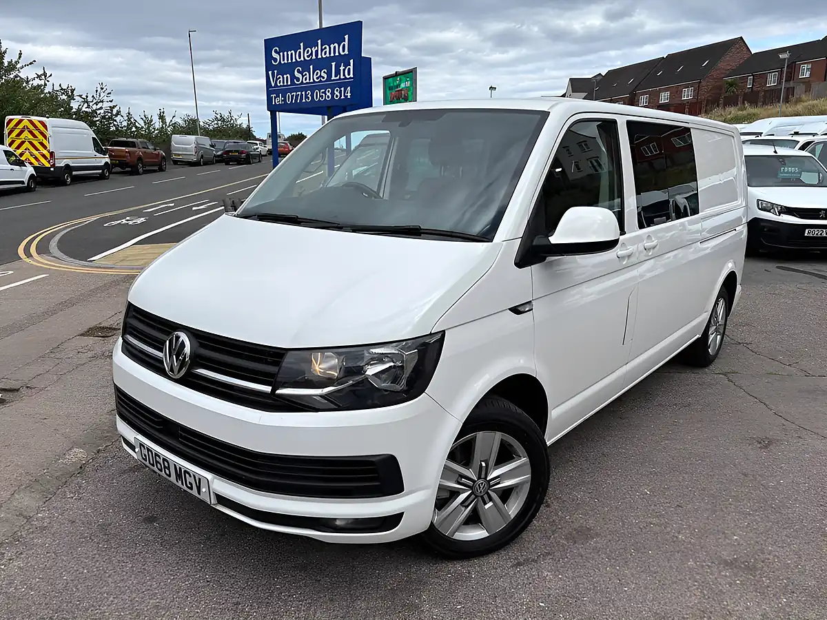 Used 2019 Volkswagen Transporter T32 Bluemotion Tech White - Front View