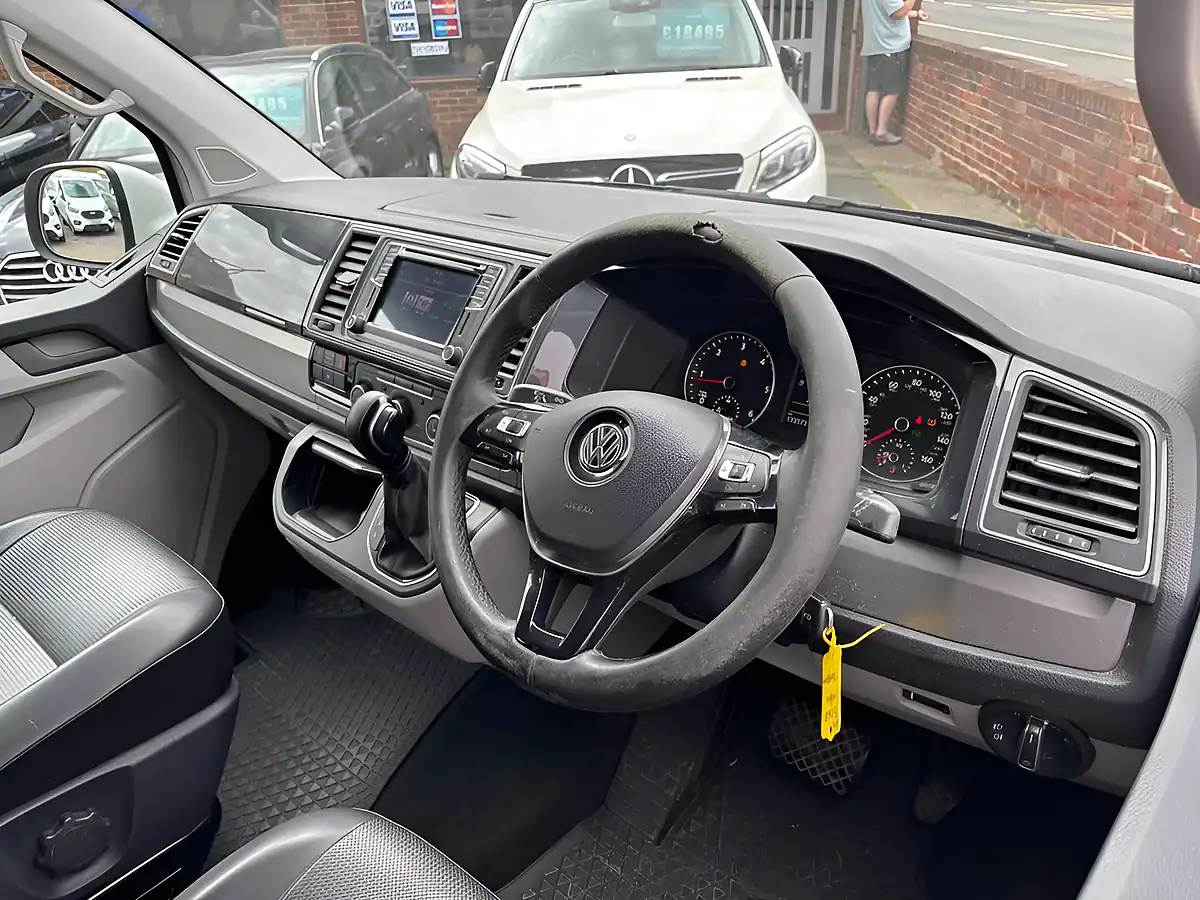 Used 2019 Volkswagen Transporter T32 Bluemotion Tech White - Interior and Exterior details 12
