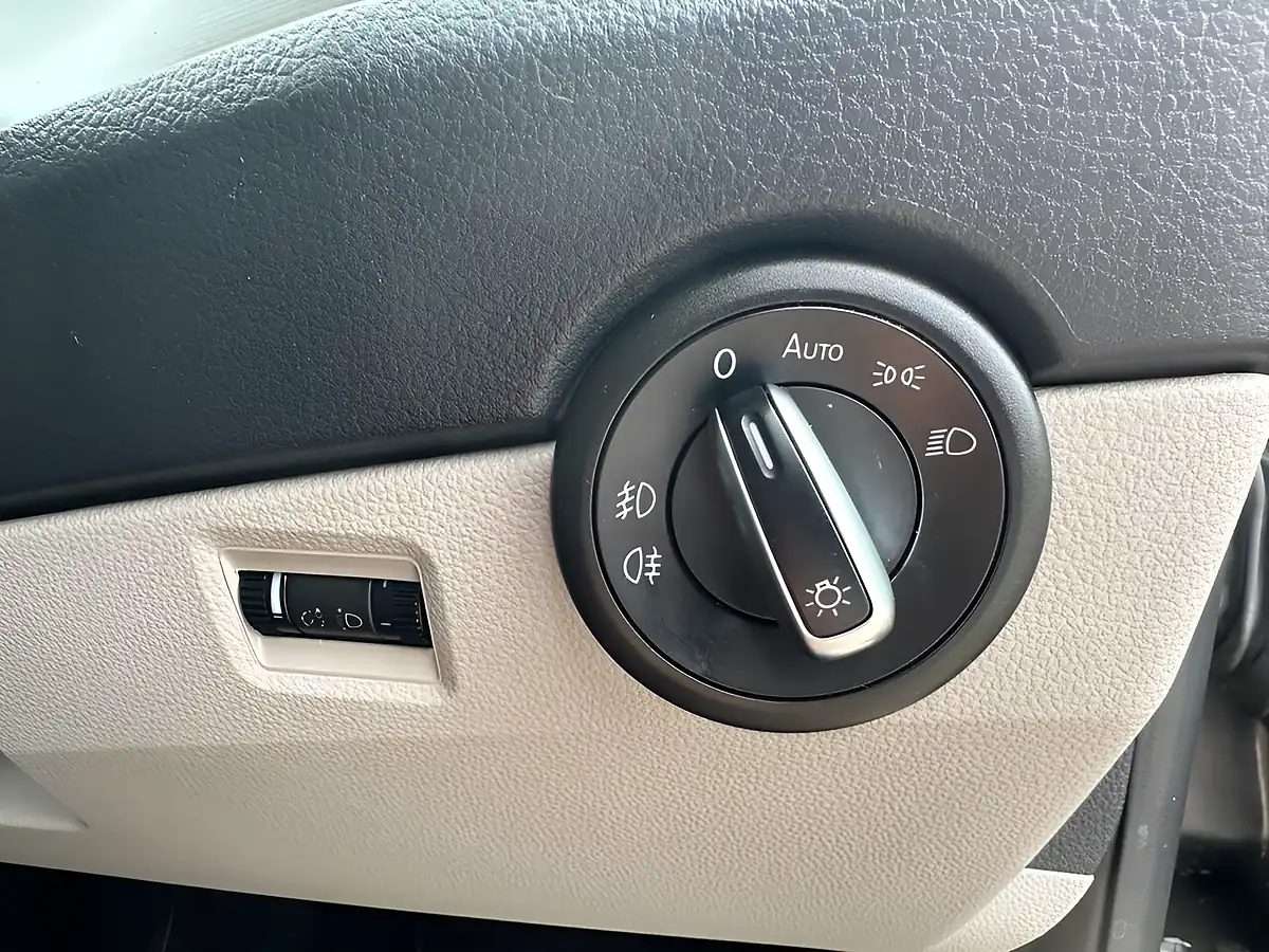 Used 2019 Volkswagen Transporter T32 TDI Kombi Highline Indium Grey - Interior and Exterior details 14