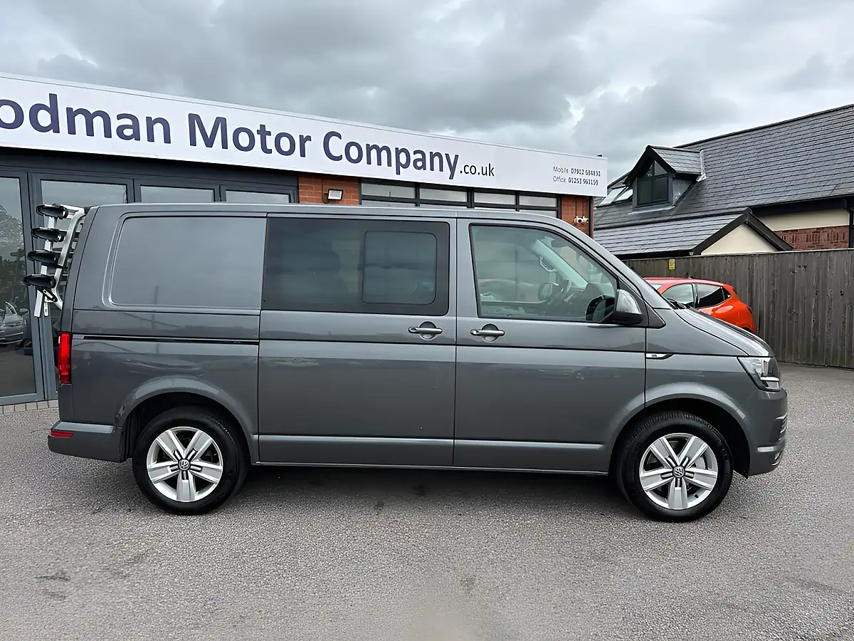 Used 2019 Volkswagen Transporter T32 TDI Kombi Highline Indium Grey - Interior and Exterior details 8