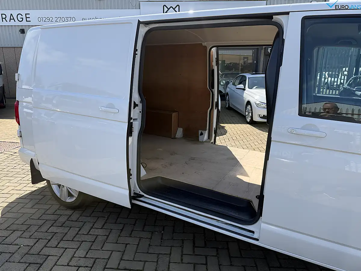 Used 2019 Volkswagen Transporter Tech Highline White - Interior and Exterior details 9