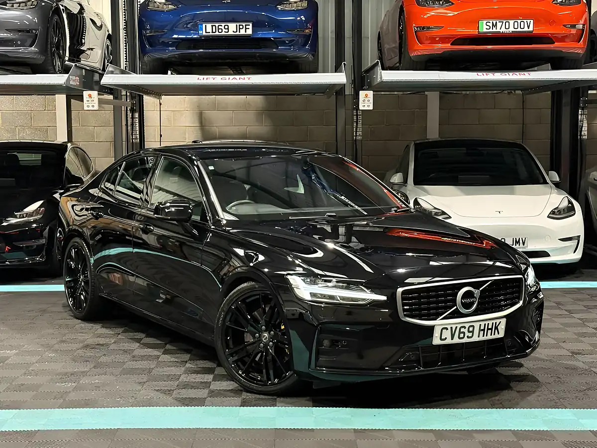 Used 2019 Volvo S60 R-Design Edition Black - Front View