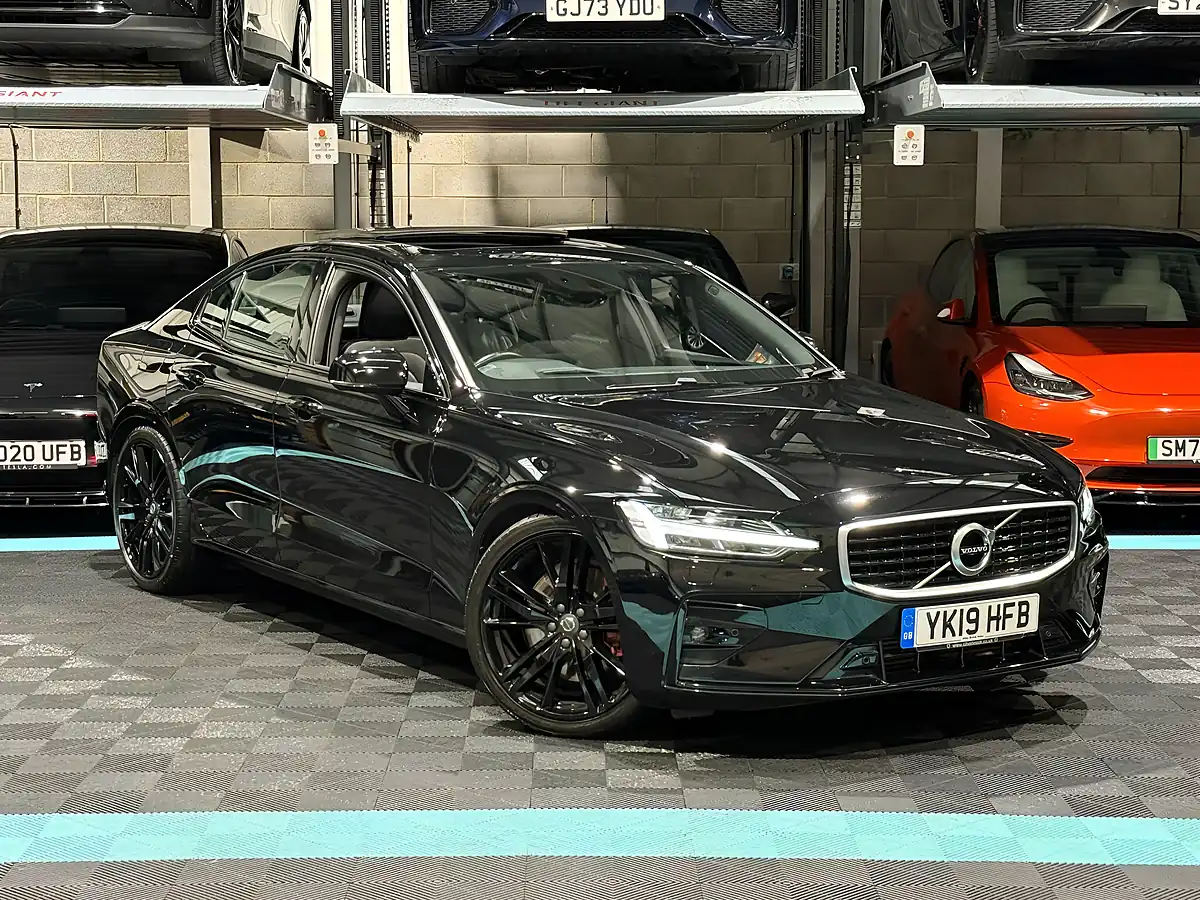 Used 2019 Volvo S60 R-Design Edition Black - Front View