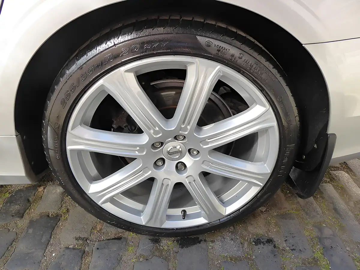 Used 2019 Volvo S90 Inscription Plus Silver - Interior and Exterior details 9
