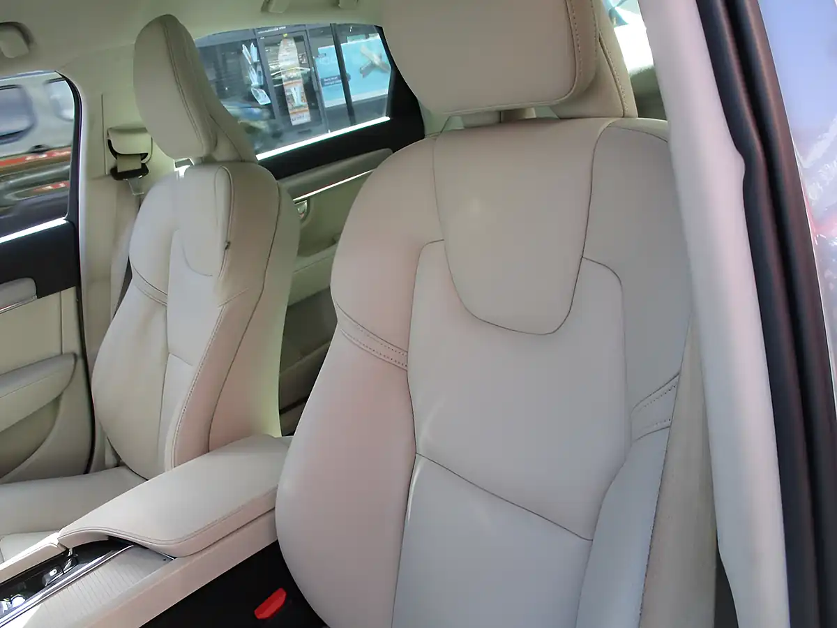 Used 2019 Volvo S90 Momentum Blue - Interior and Exterior details 10