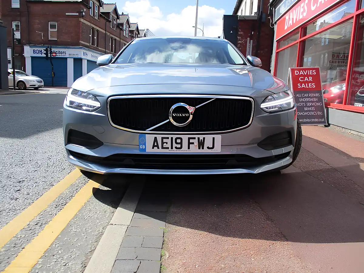 Used 2019 Volvo S90 Momentum Blue - Interior and Exterior details 15