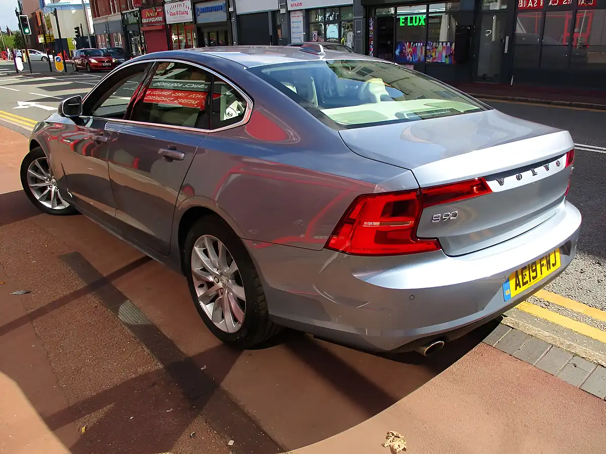 Used 2019 Volvo S90 Momentum Blue - Interior and Exterior details 4