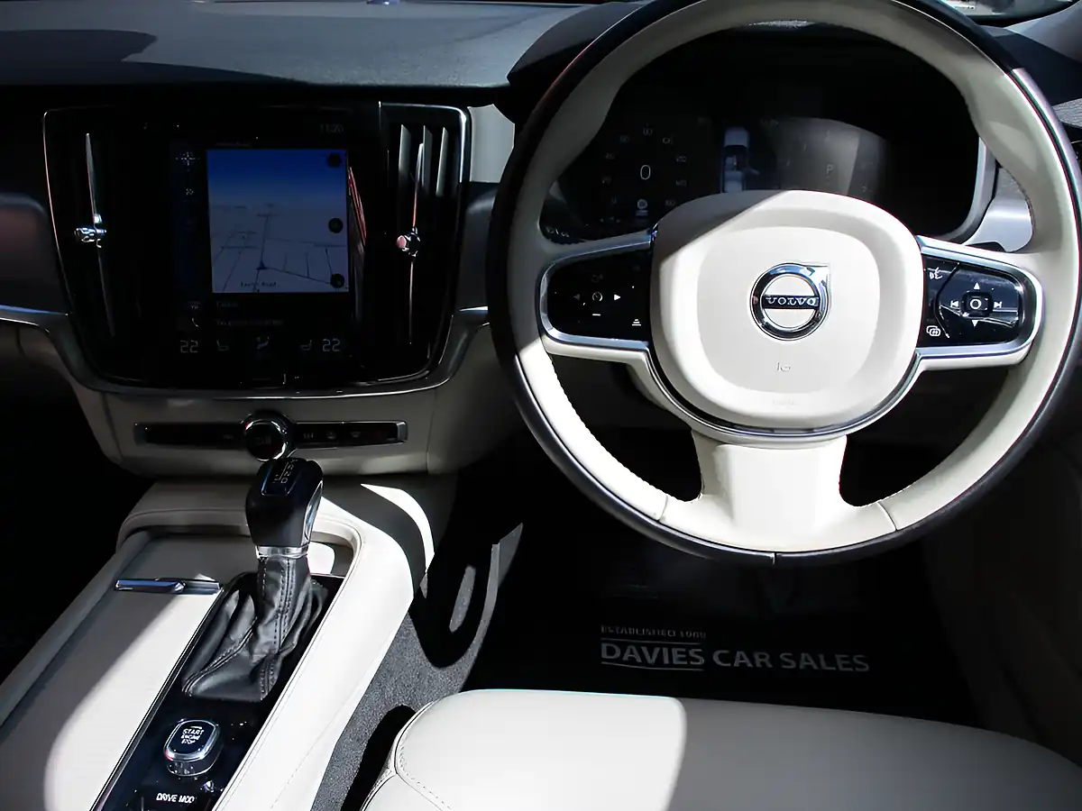 Used 2019 Volvo S90 Momentum Blue - Interior and Exterior details 5