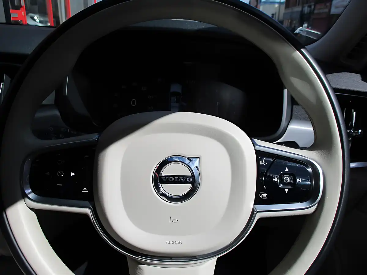 Used 2019 Volvo S90 Momentum Blue - Interior and Exterior details 6