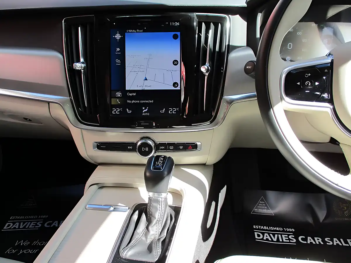 Used 2019 Volvo S90 Momentum Blue - Interior and Exterior details 7
