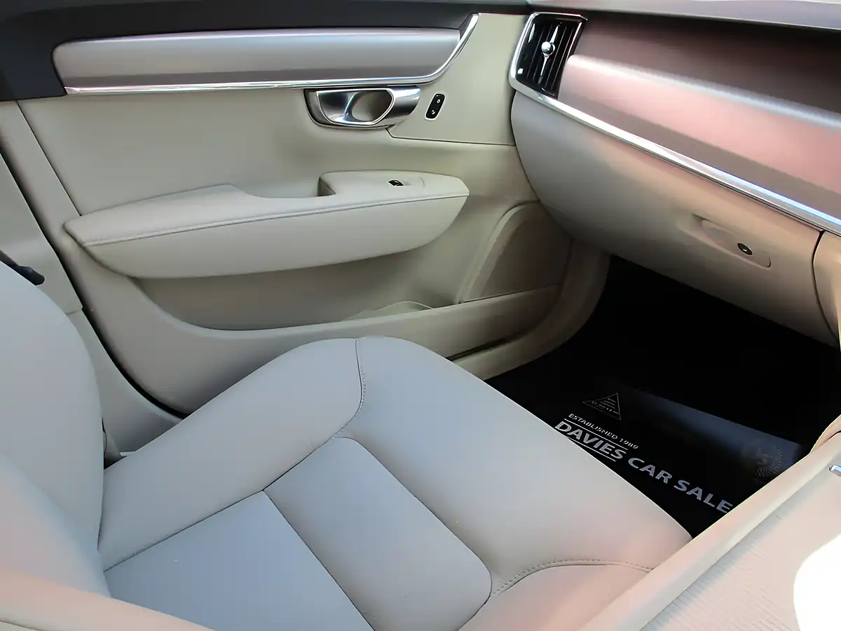 Used 2019 Volvo S90 Momentum Blue - Interior and Exterior details 8