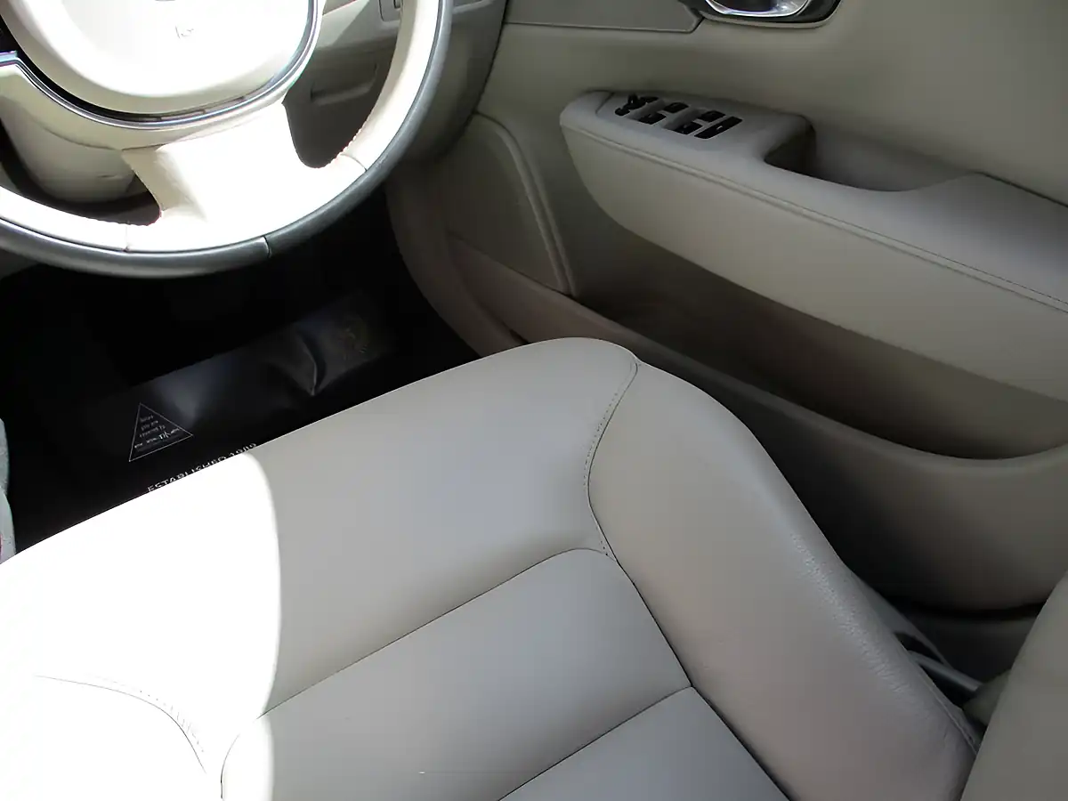 Used 2019 Volvo S90 Momentum Blue - Interior and Exterior details 9