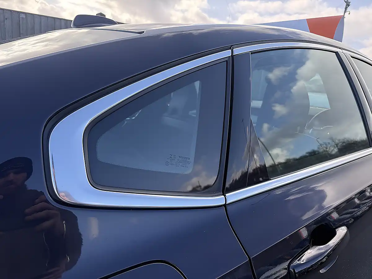Used 2019 Volvo S90 Momentum Plus Magic Blue - Interior and Exterior details 16