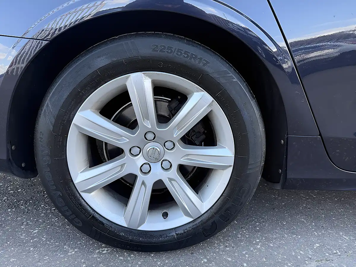 Used 2019 Volvo S90 Momentum Plus Magic Blue - Interior and Exterior details 17