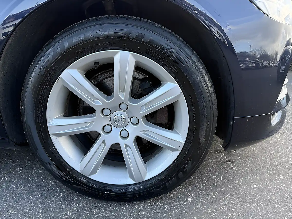 Used 2019 Volvo S90 Momentum Plus Magic Blue - Interior and Exterior details 19