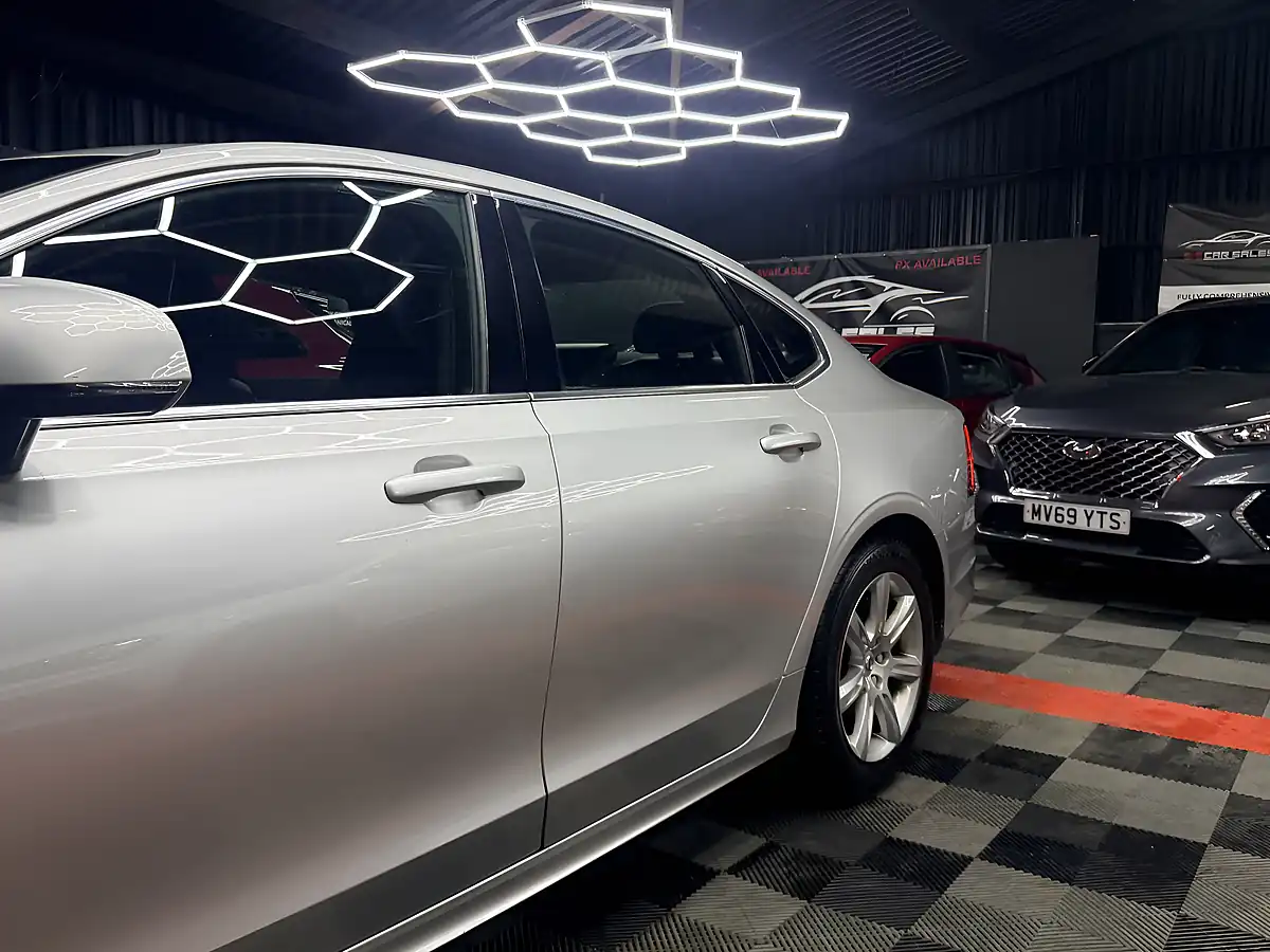 Used 2019 Volvo S90 Momentum Silver - Interior and Exterior details 14