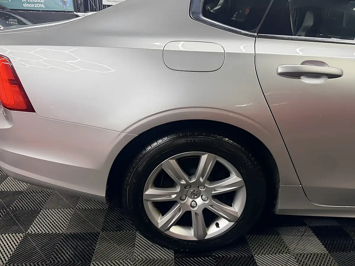 Used 2019 Volvo S90 Momentum Silver - Interior and Exterior details 15